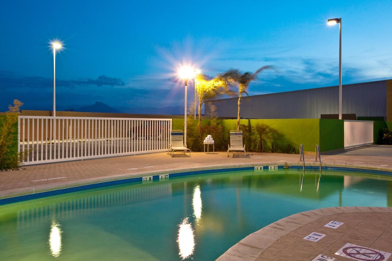 Holiday Inn Express & Suites Monterrey Aeropuerto By Ihg Apodaca Bagian luar foto